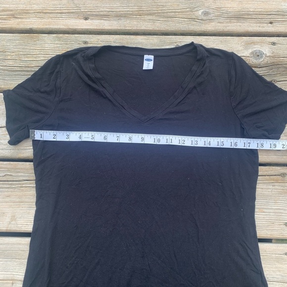 ๐ Old Navy Luxe Black V-Neck Tee Shirt - Size S - Picture 5 of 6